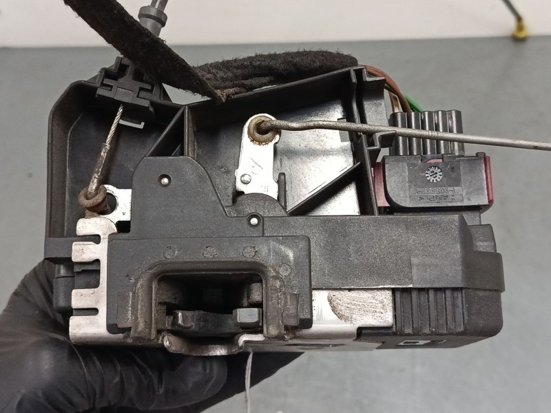 Recambio de cerradura puerta delantera derecha para opel vivaro a furgoneta (x83) 1.9 dti (f7) referencia OEM IAM 8200008248  