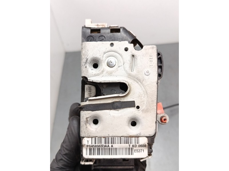 Recambio de cerradura puerta delantera izquierda para dodge journey 2.0 crd referencia OEM IAM P04589693AA  