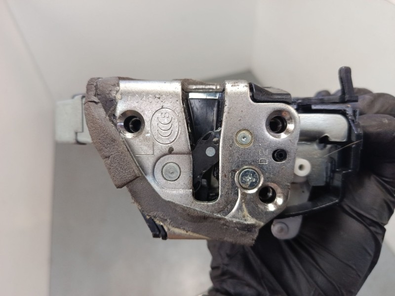 Recambio de cerradura puerta trasera izquierda para lexus is ii (_e2_) 220d (ale20) referencia OEM IAM A046693  