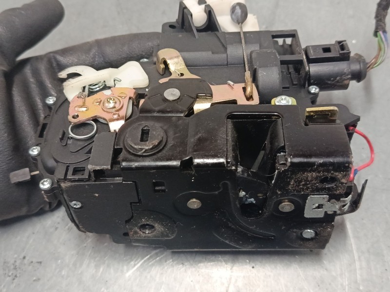 Recambio de cerradura puerta trasera izquierda para volkswagen golf iv (1j1) 1.9 tdi referencia OEM IAM   
