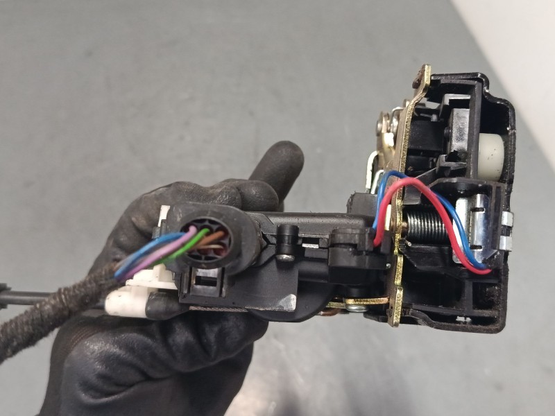 Recambio de cerradura puerta trasera izquierda para volkswagen golf iv (1j1) 1.9 tdi referencia OEM IAM   