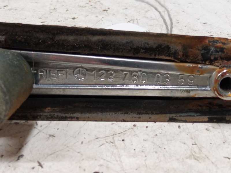 Recambio de maneta exterior puerta trasera derecha para mercedes-benz 123 t-model (s123) 240 t d (123.183) referencia OEM IAM 12