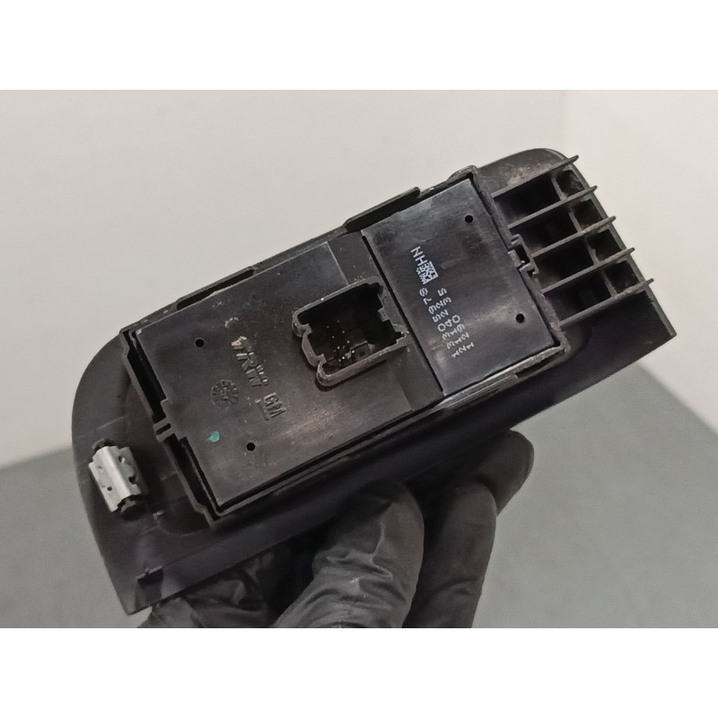 Recambio de mando elevalunas delantero izquierdo para opel zafira tourer c (p12) 2.0 cdti (75) referencia OEM IAM 13305978  
