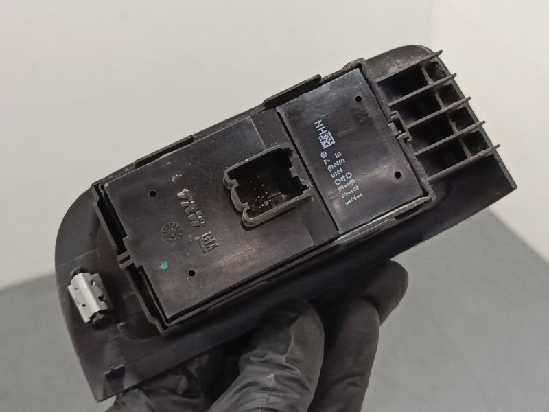 Recambio de mando elevalunas delantero izquierdo para opel zafira tourer c (p12) 2.0 cdti (75) referencia OEM IAM 13305978  