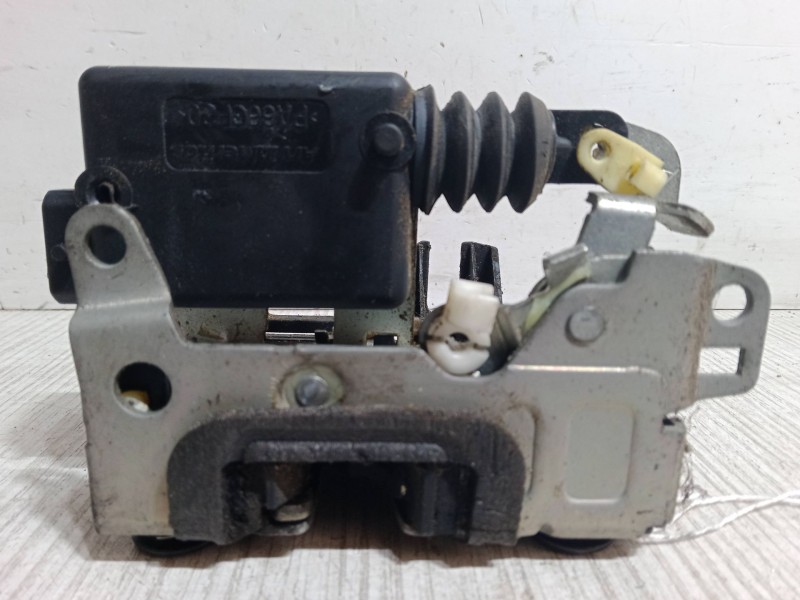 Recambio de cerradura puerta delantera derecha para dacia sandero 1.2 16v referencia OEM IAM 8200735224  