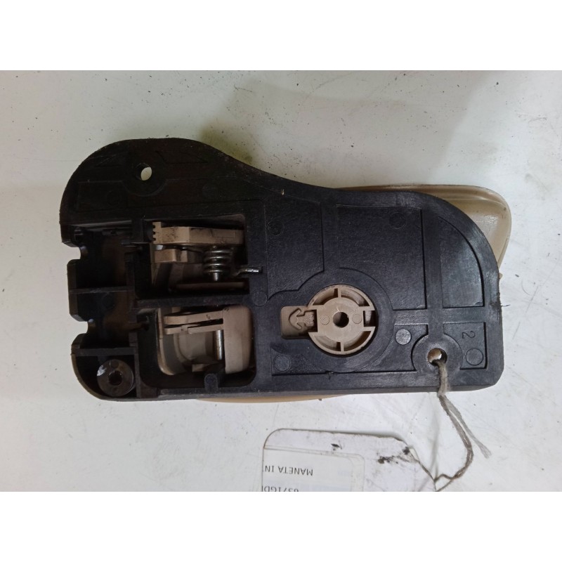 Recambio de maneta interior puerta delantera izquierda para kia carens iii monospace (un) 2.0 crdi 115 referencia OEM IAM   