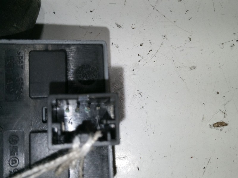 Recambio de mando elevalunas delantero izquierdo para volkswagen polo iv (9n_, 9a_) 1.4 16v referencia OEM IAM   