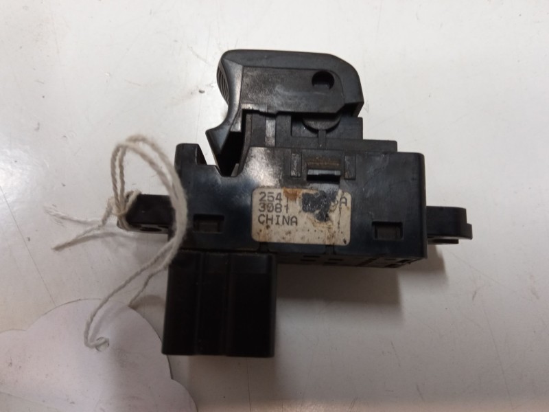 Recambio de mando elevalunas delantero derecho para nissan x-trail ii (t31) 2.0 dci referencia OEM IAM   