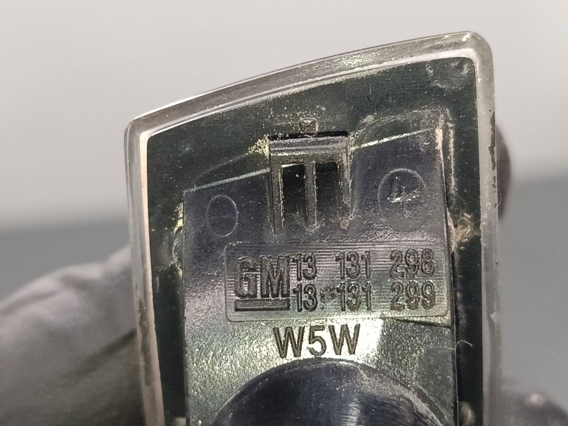 Recambio de intermitente lateral derecho para opel zafira / zafira family b (a05) 1.9 cdti (m75) referencia OEM IAM 13131298  