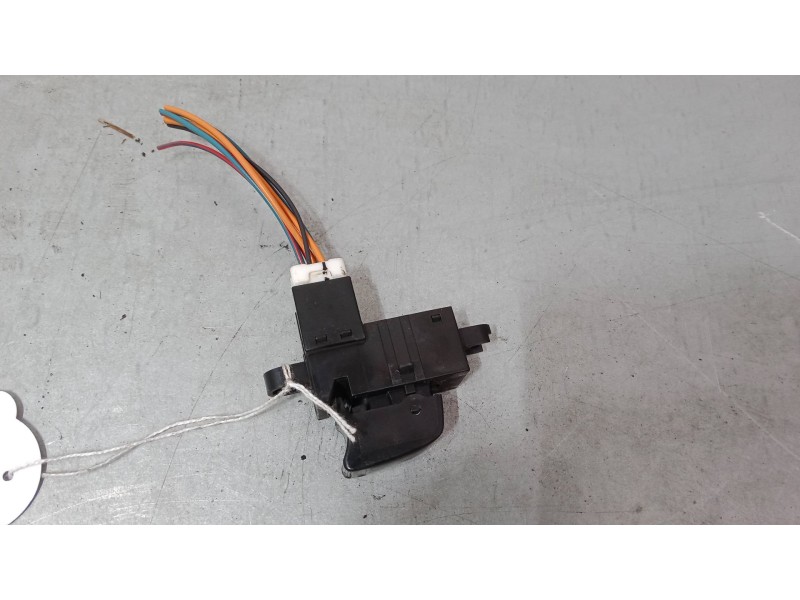Recambio de mando elevalunas trasero derecho para nissan primera hatchback (p12) 1.6 referencia OEM IAM   