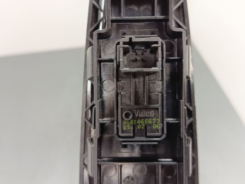 Recambio de mando elevalunas delantero derecho para citroën c4 coupé (la_) 1.6 hdi referencia OEM IAM 61465677  