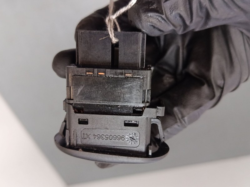 Recambio de mando elevalunas delantero derecho para citroën c2 (jm_) 1.4 hdi referencia OEM IAM 96605364XT  