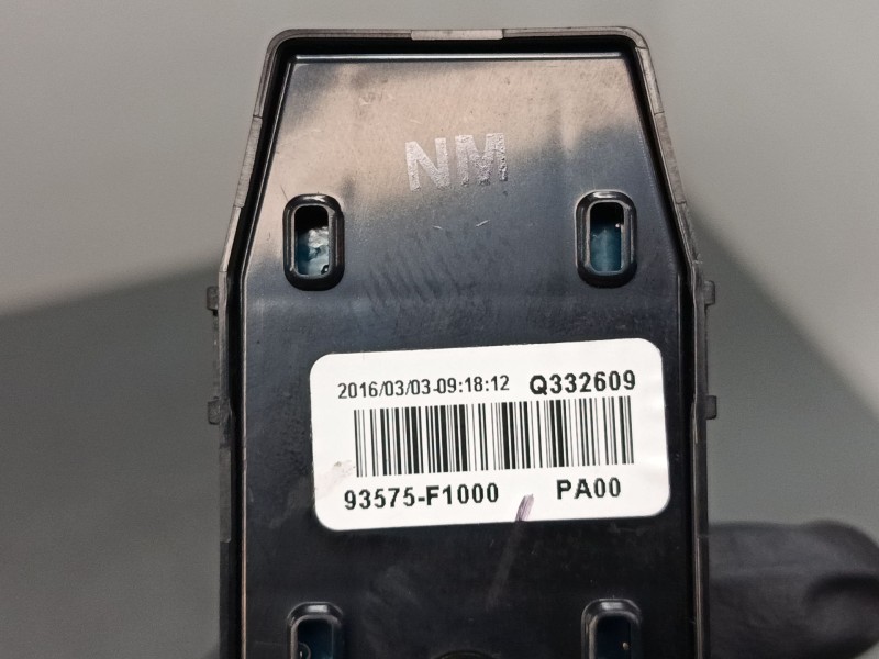 Recambio de mando elevalunas delantero derecho para kia sportage iv (ql, qle) 1.7 crdi referencia OEM IAM 93575-F1000  