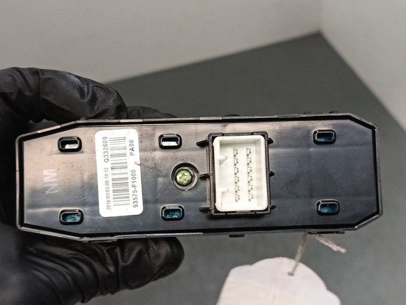 Recambio de mando elevalunas delantero derecho para kia sportage iv (ql, qle) 1.7 crdi referencia OEM IAM 93575-F1000  