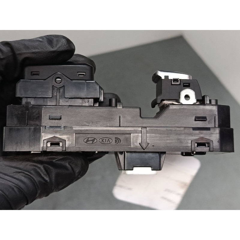 Recambio de mando elevalunas delantero derecho para kia sportage iv (ql, qle) 1.7 crdi referencia OEM IAM 93575-F1000  