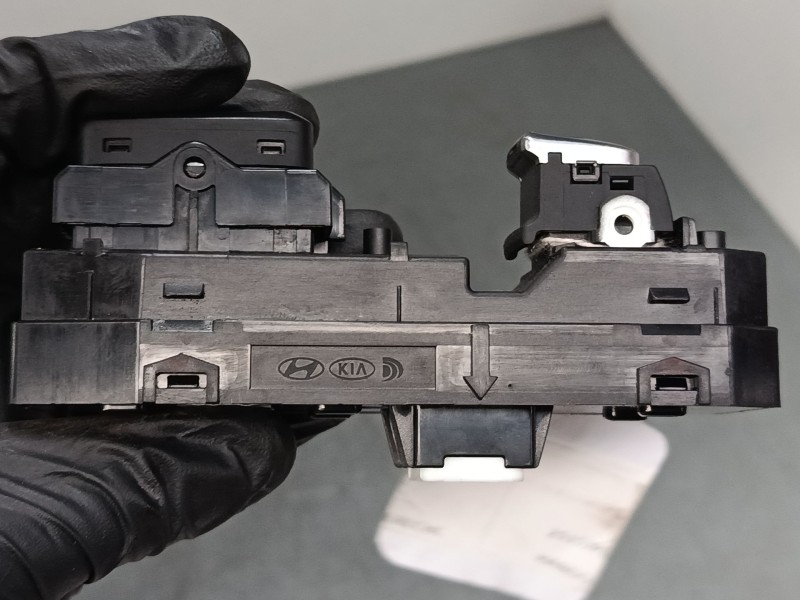 Recambio de mando elevalunas delantero derecho para kia sportage iv (ql, qle) 1.7 crdi referencia OEM IAM 93575-F1000  