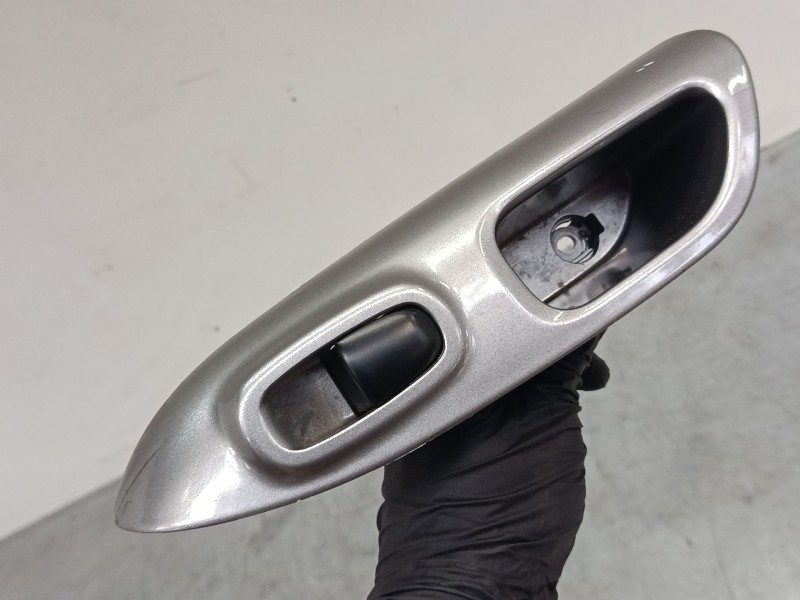 Recambio de mando elevalunas trasero izquierdo para nissan juke (f15) 1.2 dig-t referencia OEM IAM 829611KA2A  