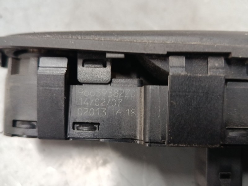 Recambio de mando elevalunas delantero izquierdo para citroën c4 picasso i monospace (ud_) 1.6 hdi referencia OEM IAM 96639382ZD