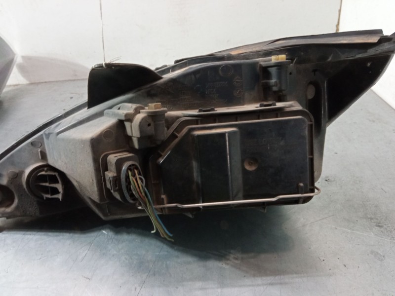 Recambio de faro derecho para ford focus i sedán (dfw) 1.8 turbo di / tddi referencia OEM IAM   