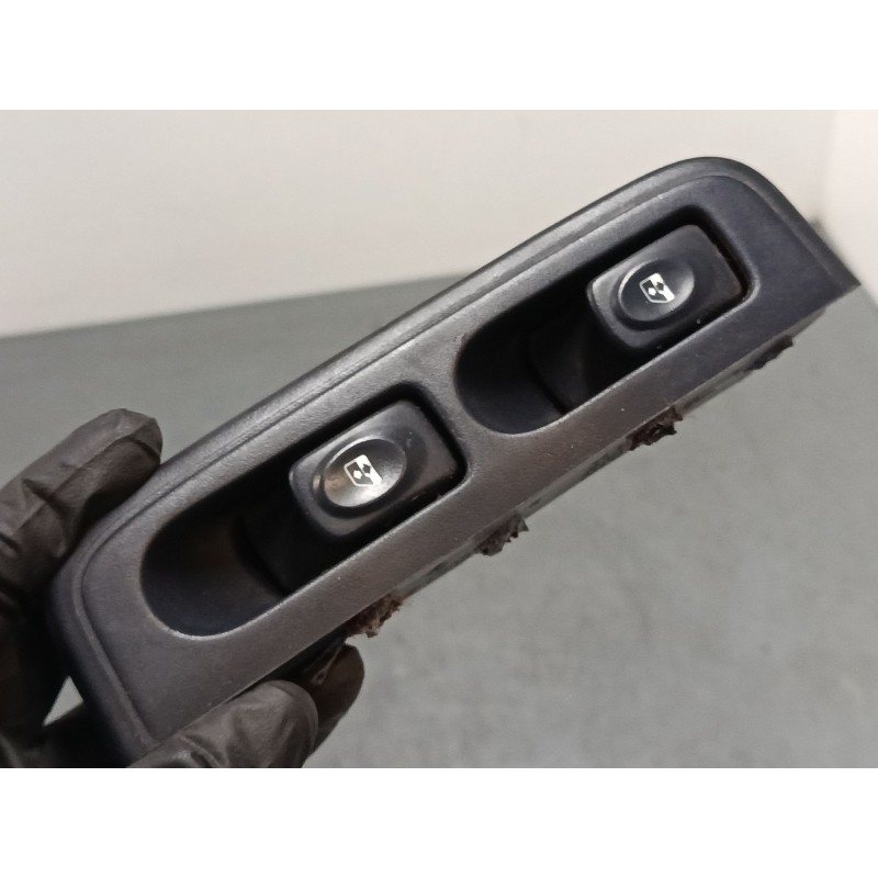 Recambio de mando elevalunas delantero izquierdo para renault clio ii (bb_, cb_) 1.4 (b/cb0c, b/cb0s) referencia OEM IAM RP31174