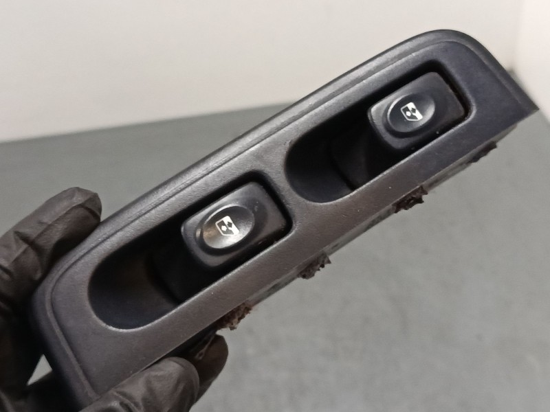 Recambio de mando elevalunas delantero izquierdo para renault clio ii (bb_, cb_) 1.4 (b/cb0c, b/cb0s) referencia OEM IAM RP31174