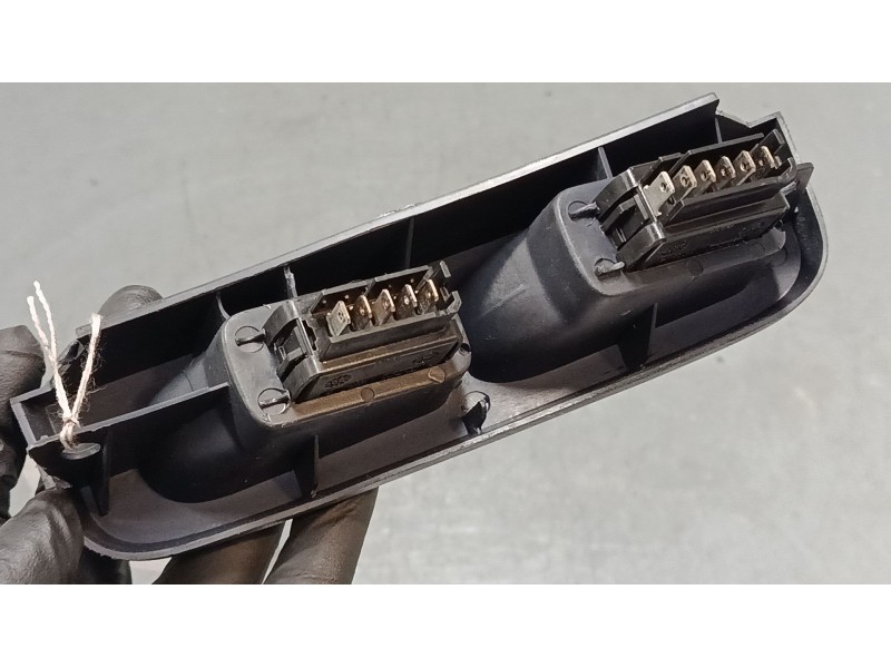 Recambio de mando elevalunas delantero izquierdo para renault clio ii (bb_, cb_) 1.4 (b/cb0c, b/cb0s) referencia OEM IAM RP31174