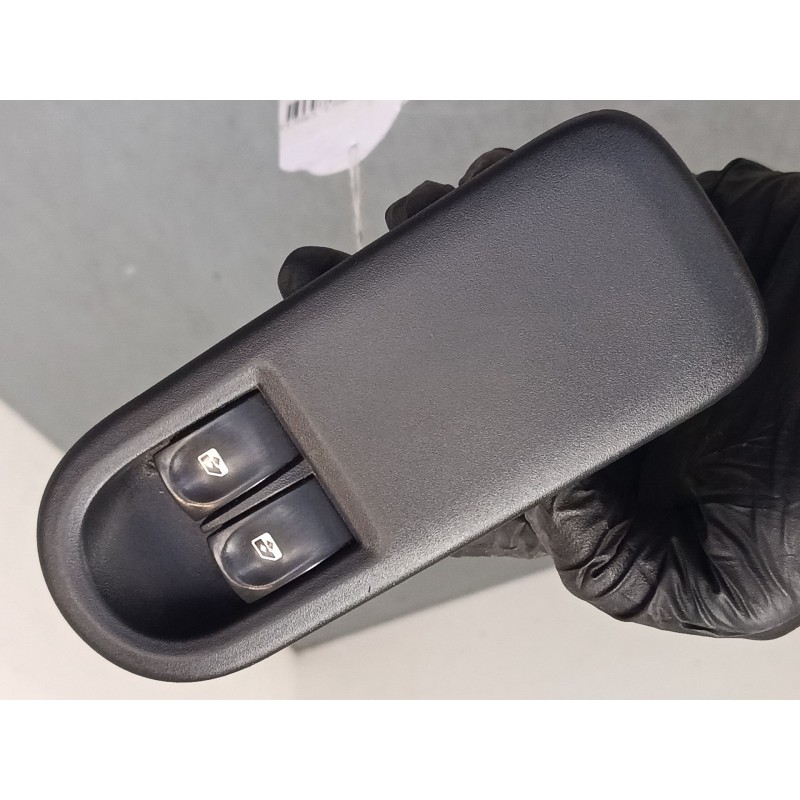 Recambio de mando elevalunas delantero izquierdo para renault clio iii (br0/1, cr0/1) 1.5 dci (br17, cr17) referencia OEM IAM 82