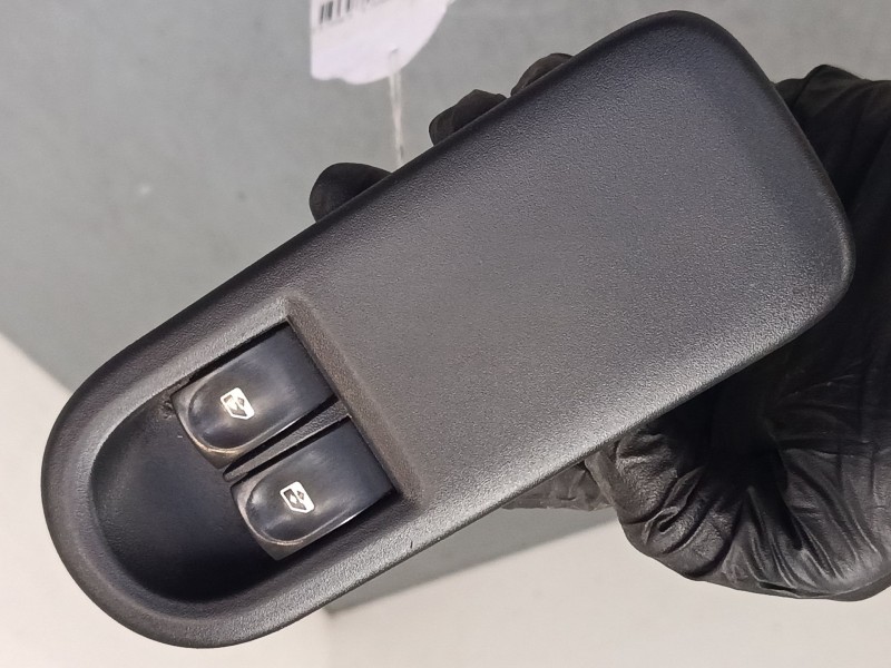 Recambio de mando elevalunas delantero izquierdo para renault clio iii (br0/1, cr0/1) 1.5 dci (br17, cr17) referencia OEM IAM 82