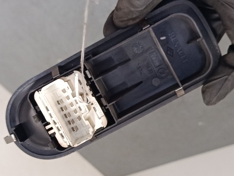 Recambio de mando elevalunas delantero izquierdo para renault clio iii (br0/1, cr0/1) 1.5 dci (br17, cr17) referencia OEM IAM 82