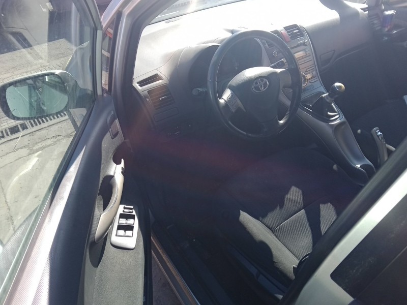 toyota auris (_e15_) del año 2009