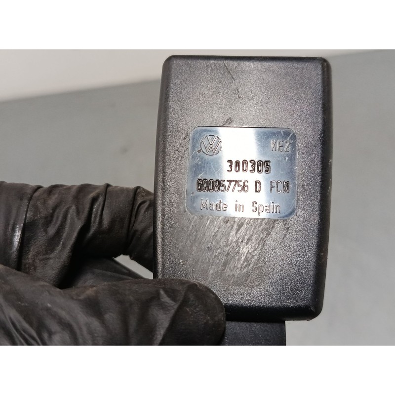 Recambio de anclaje cinturon delantero derecho para volkswagen polo iv (9n_, 9a_) 1.4 16v referencia OEM IAM 600857756D  