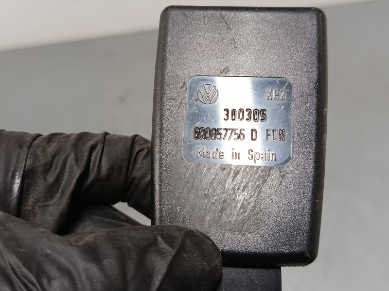 Recambio de anclaje cinturon delantero derecho para volkswagen polo iv (9n_, 9a_) 1.4 16v referencia OEM IAM 600857756D  