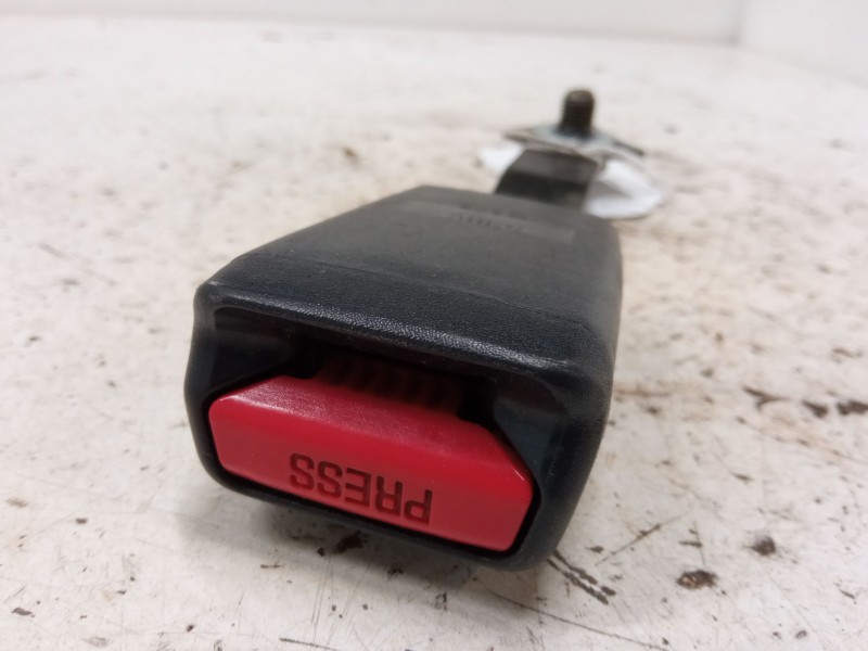 Recambio de anclaje cinturon delantero derecho para mazda 6 hatchback (gg) 2.0 di (gg14) referencia OEM IAM   