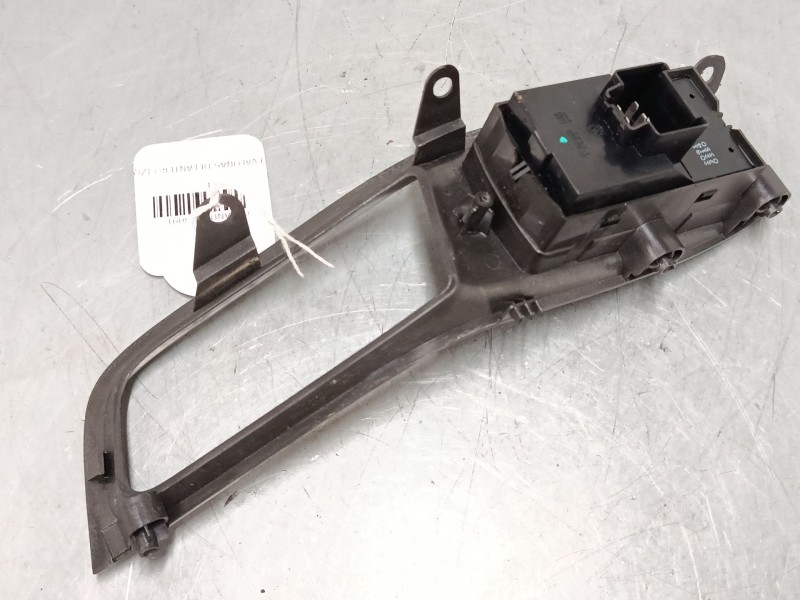 Recambio de mando elevalunas delantero izquierdo para chevrolet orlando (j309) 2.0 d referencia OEM IAM 20917577  