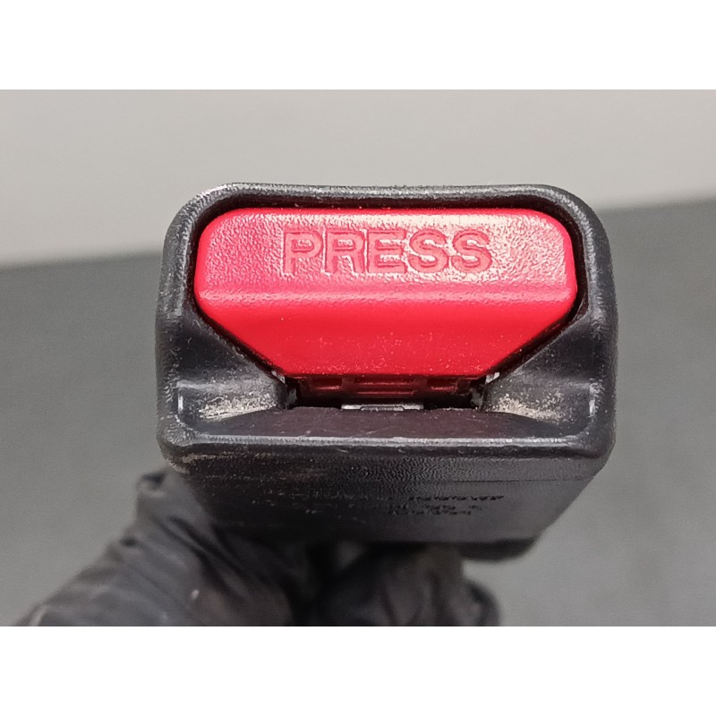 Recambio de anclaje cinturon delantero derecho para kia sportage iv (ql, qle) 1.7 crdi referencia OEM IAM 631621400C  