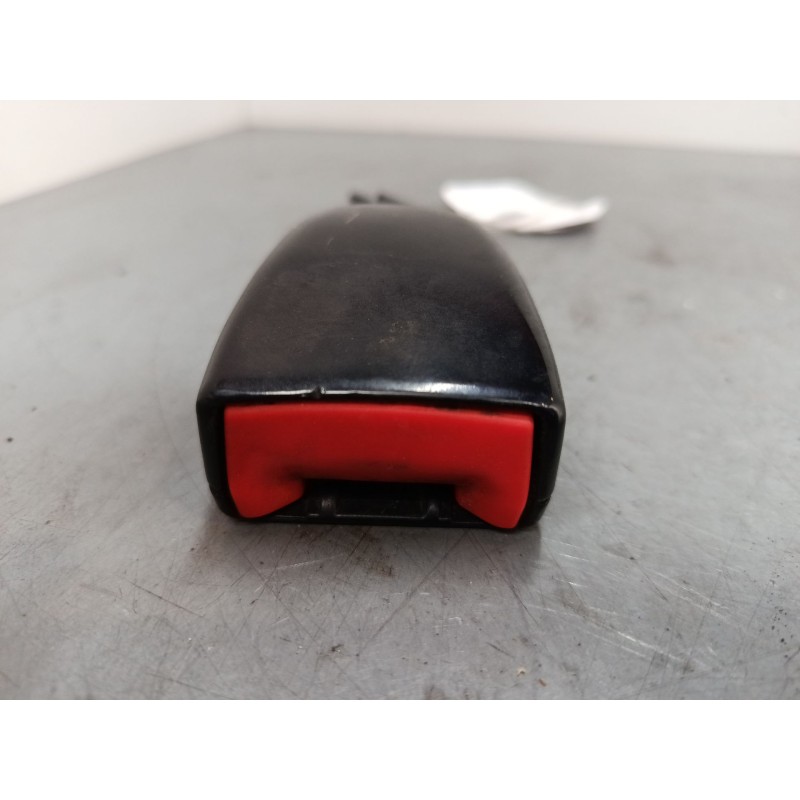 Recambio de anclaje cinturon delantero derecho para iveco daily v furgoneta 29s13, 29l13, 35c13, 35s13, 40c13, 40s13 referencia 