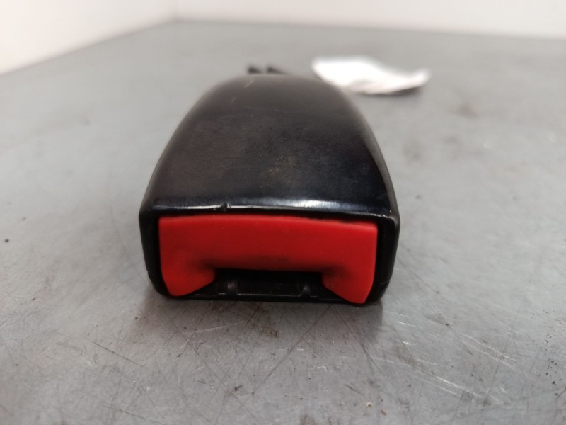 Recambio de anclaje cinturon delantero derecho para iveco daily v furgoneta 29s13, 29l13, 35c13, 35s13, 40c13, 40s13 referencia 