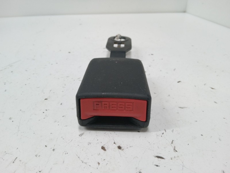 Recambio de anclaje cinturon delantero derecho para peugeot partner tepee 1.6 hdi 90 referencia OEM IAM 96815080XT  