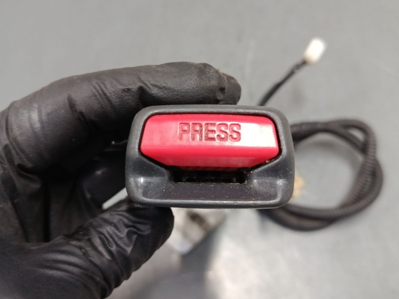 Recambio de anclaje cinturon delantero derecho para toyota avensis (_t25_) 1.8 (zzt251_) referencia OEM IAM   