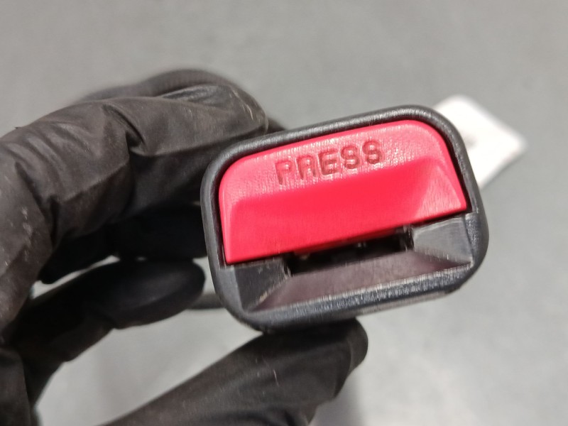 Recambio de anclaje cinturon delantero izquierdo para hyundai ix35 (lm, el, elh) 2.0 crdi referencia OEM IAM 1K0 688 5506  