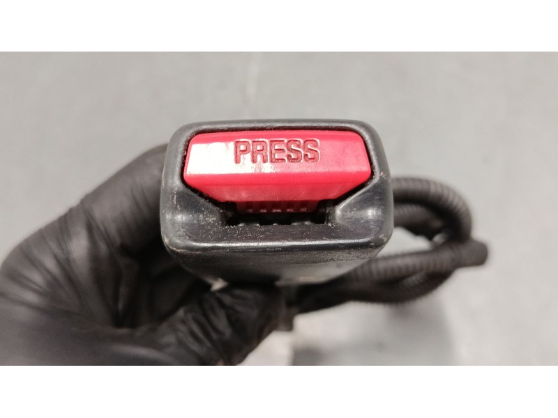 Recambio de anclaje cinturon delantero izquierdo para toyota avensis (_t25_) 1.8 (zzt251_) referencia OEM IAM 076761  