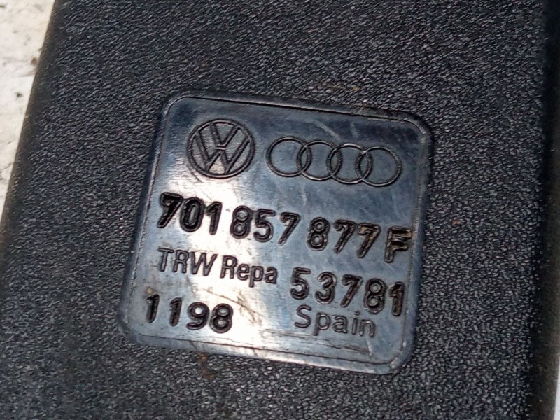 Recambio de anclaje cinturon delantero derecho para volkswagen caravelle 2,4 5v 2-aab-2m referencia OEM IAM 701857877F  