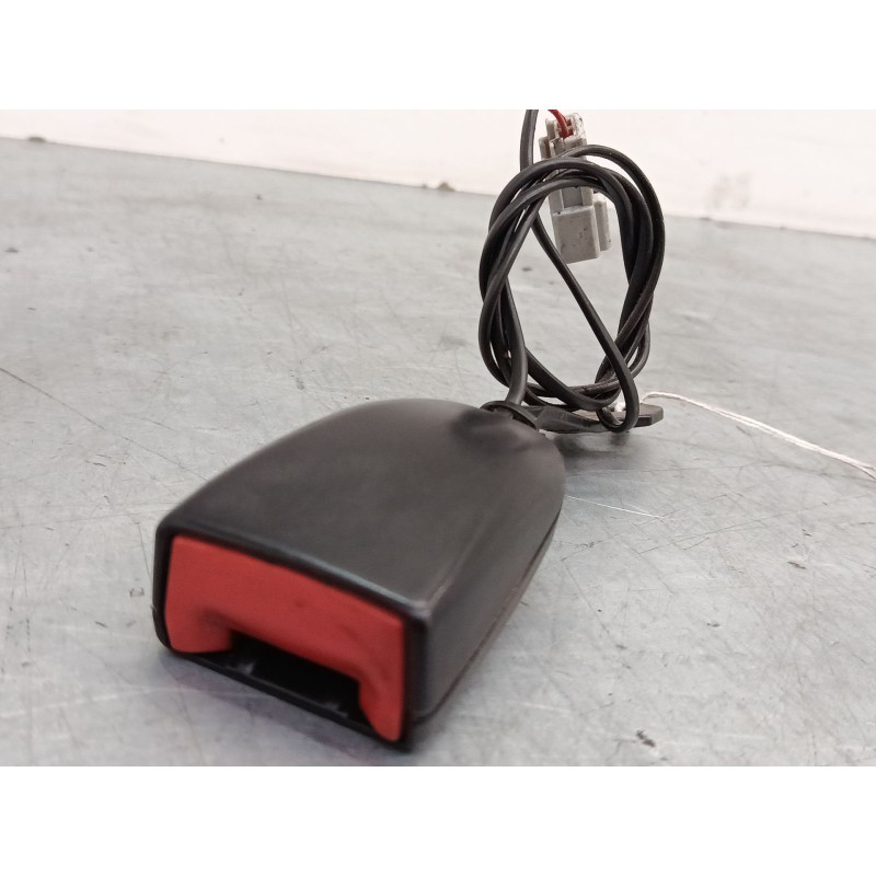 Recambio de anclaje cinturon delantero izquierdo para iveco daily v furgoneta 29s13, 29l13, 35c13, 35s13, 40c13, 40s13 referenci