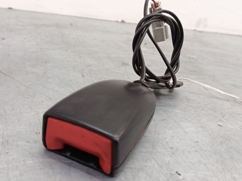 Recambio de anclaje cinturon delantero izquierdo para iveco daily v furgoneta 29s13, 29l13, 35c13, 35s13, 40c13, 40s13 referenci