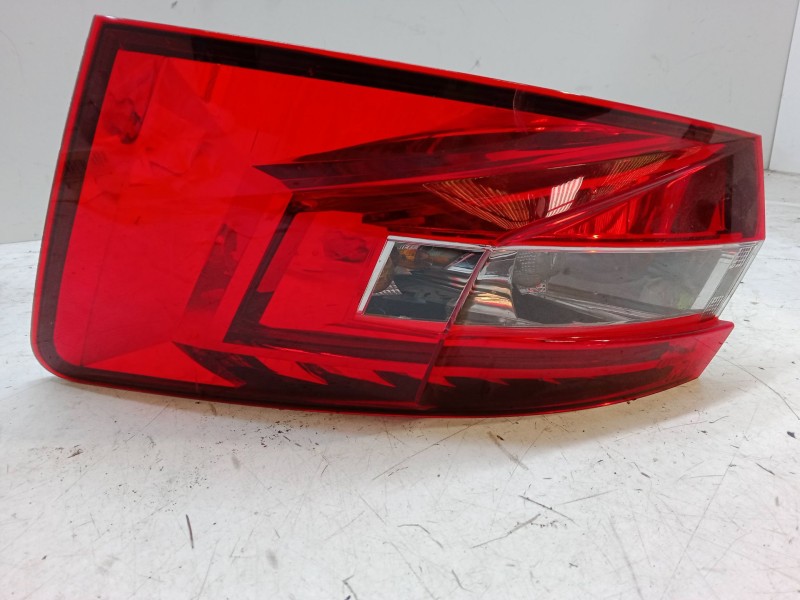 Recambio de piloto trasero derecho para skoda superb iii station wagon (3v5) 2.0 tdi referencia OEM IAM   