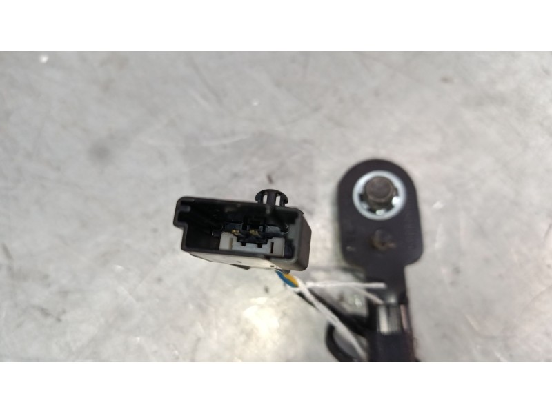 Recambio de anclaje cinturon delantero izquierdo para opel astra j (p10) 1.4 turbo (68) referencia OEM IAM   