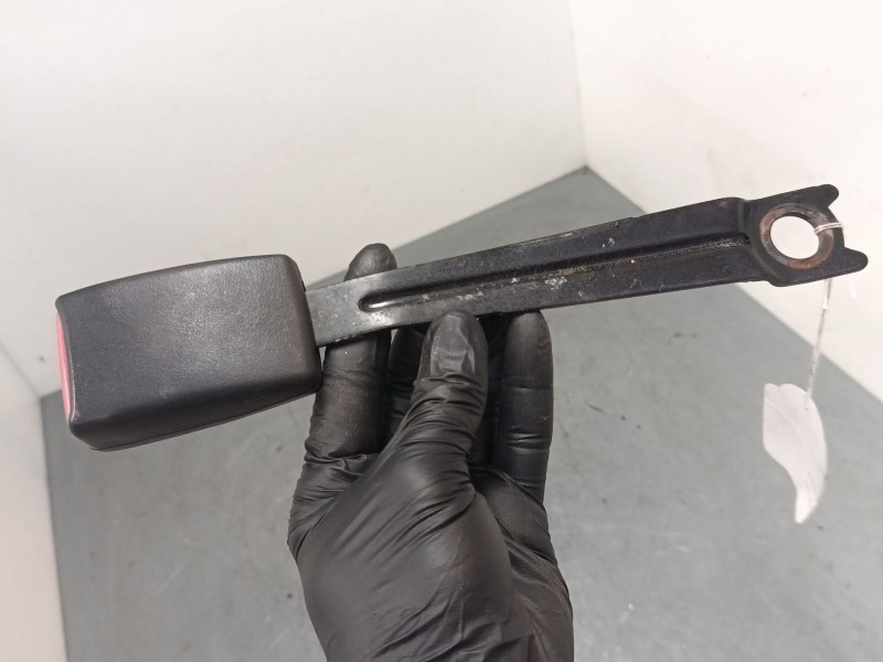 Recambio de anclaje cinturon delantero izquierdo para toyota yaris (_p1_) 1.5 (ncp13_) referencia OEM IAM 020520E3P  