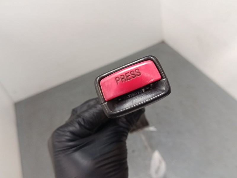 Recambio de anclaje cinturon delantero izquierdo para toyota yaris (_p1_) 1.5 (ncp13_) referencia OEM IAM 020520E3P  