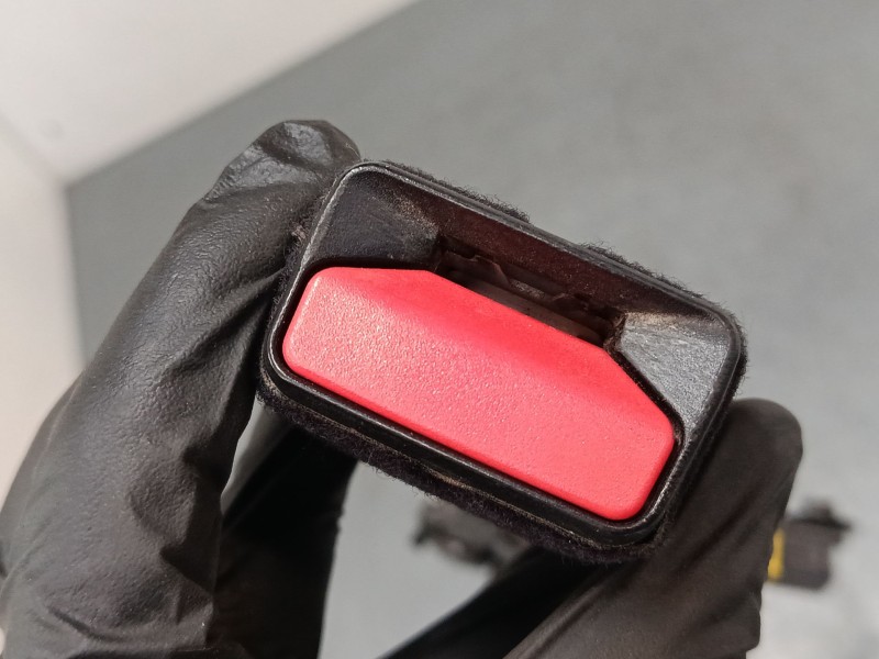 Recambio de anclaje cinturon delantero izquierdo para citroën c4 picasso ii 1.6 hdi 90 referencia OEM IAM A6213509  