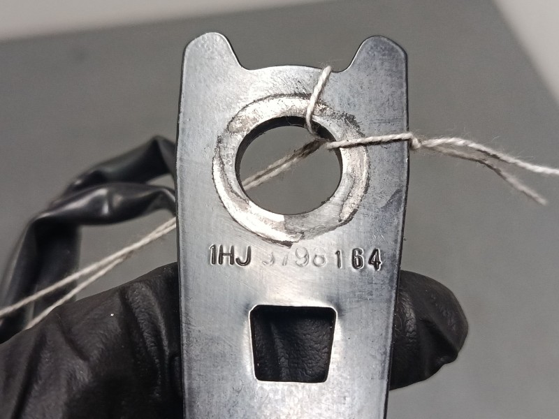 Recambio de anclaje cinturon delantero izquierdo para hyundai accent ii (lc) 1.3 referencia OEM IAM 1HJ 3798 164  